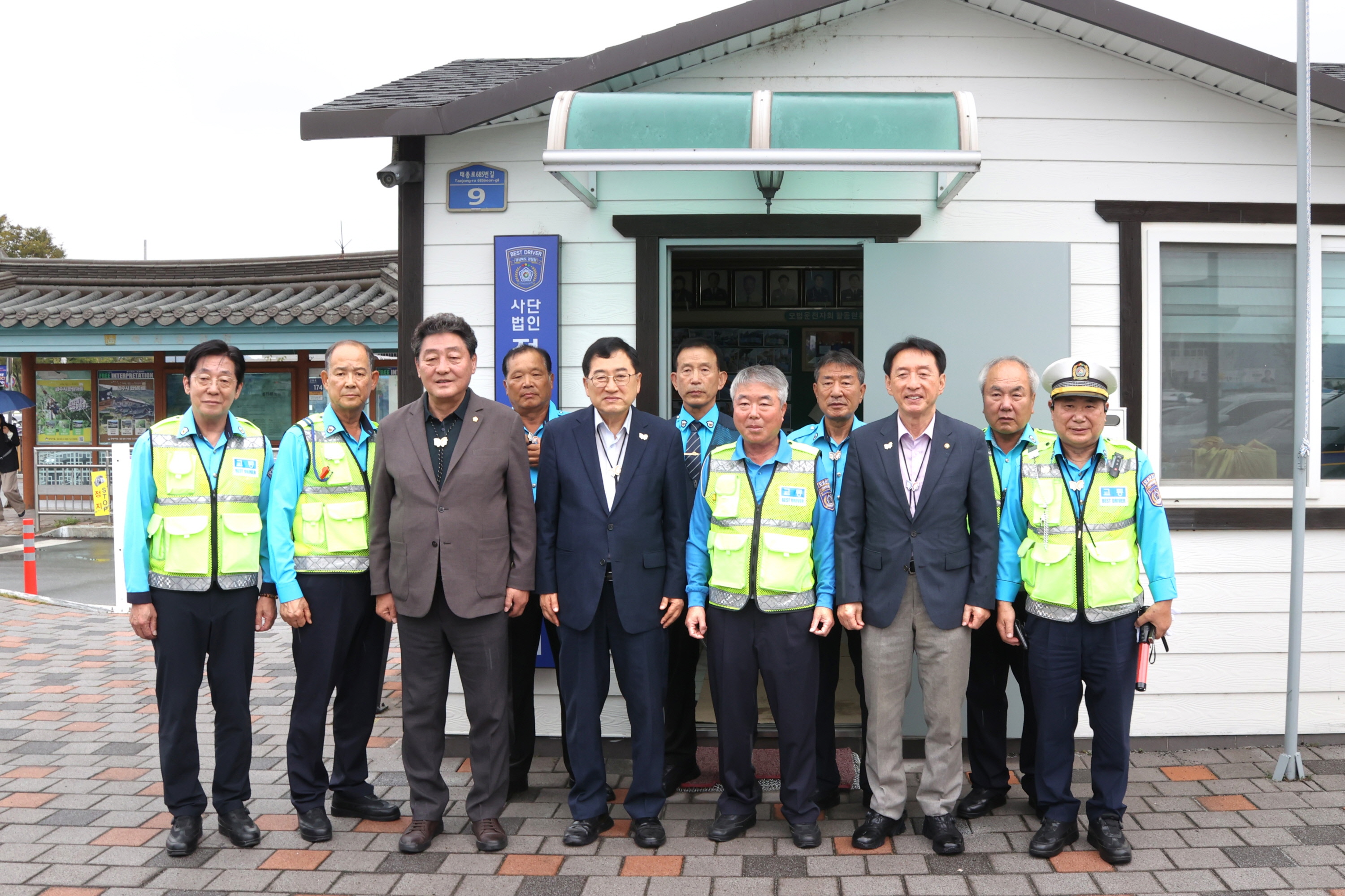 주낙영 경주시장(가운데)과 김석기 국회 외교통일위원장(오른쪽 세 번째), 이동협 경주시의회 의장(왼쪽 세 번째)이 3일 경주 개인택시 모범운전자회 관계자들과 함께 기념촬영을 하고 있다.