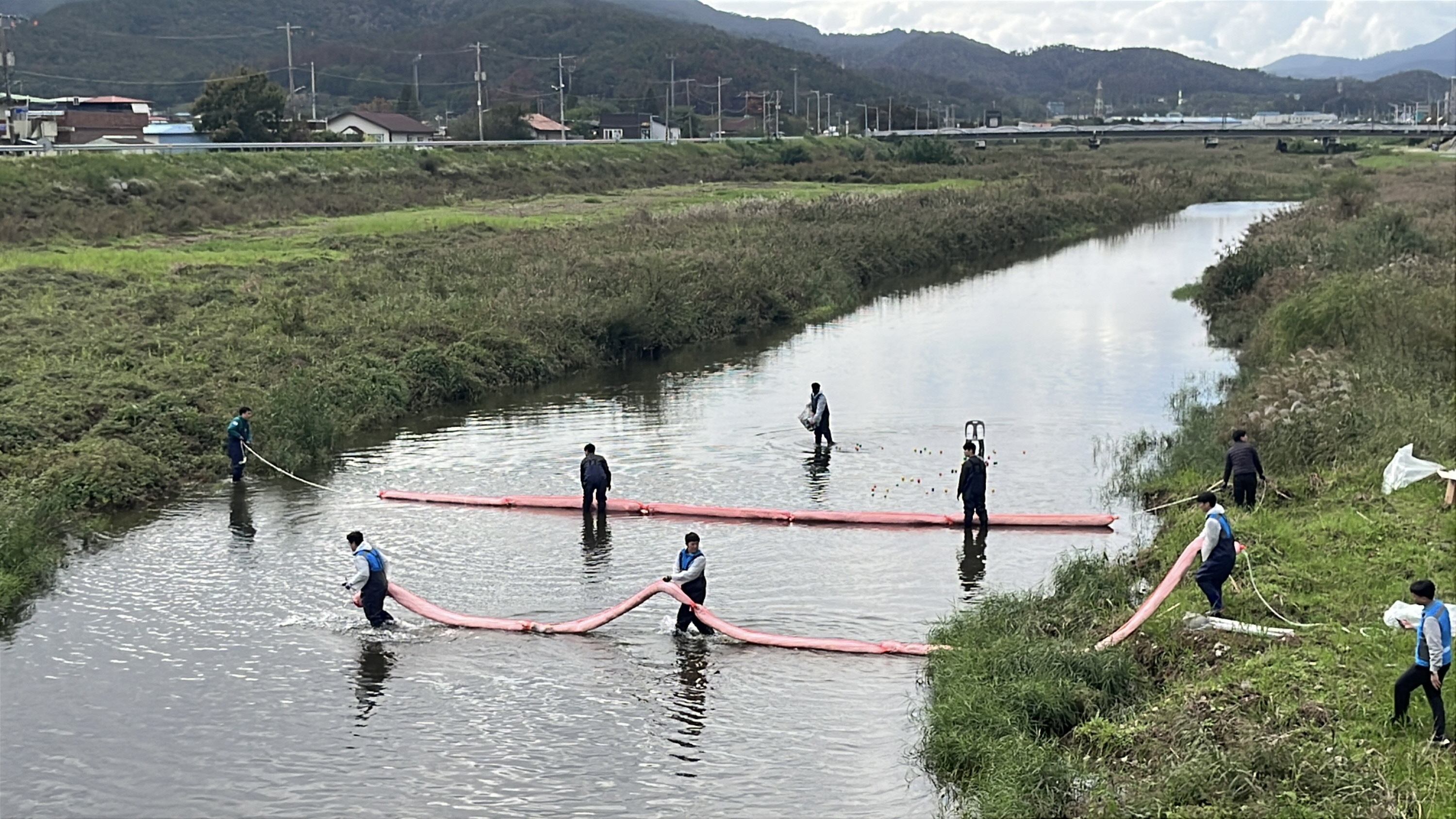 경주시, 민관 합동 수질오염 방제훈련에서 방제선을 설치하고 있다