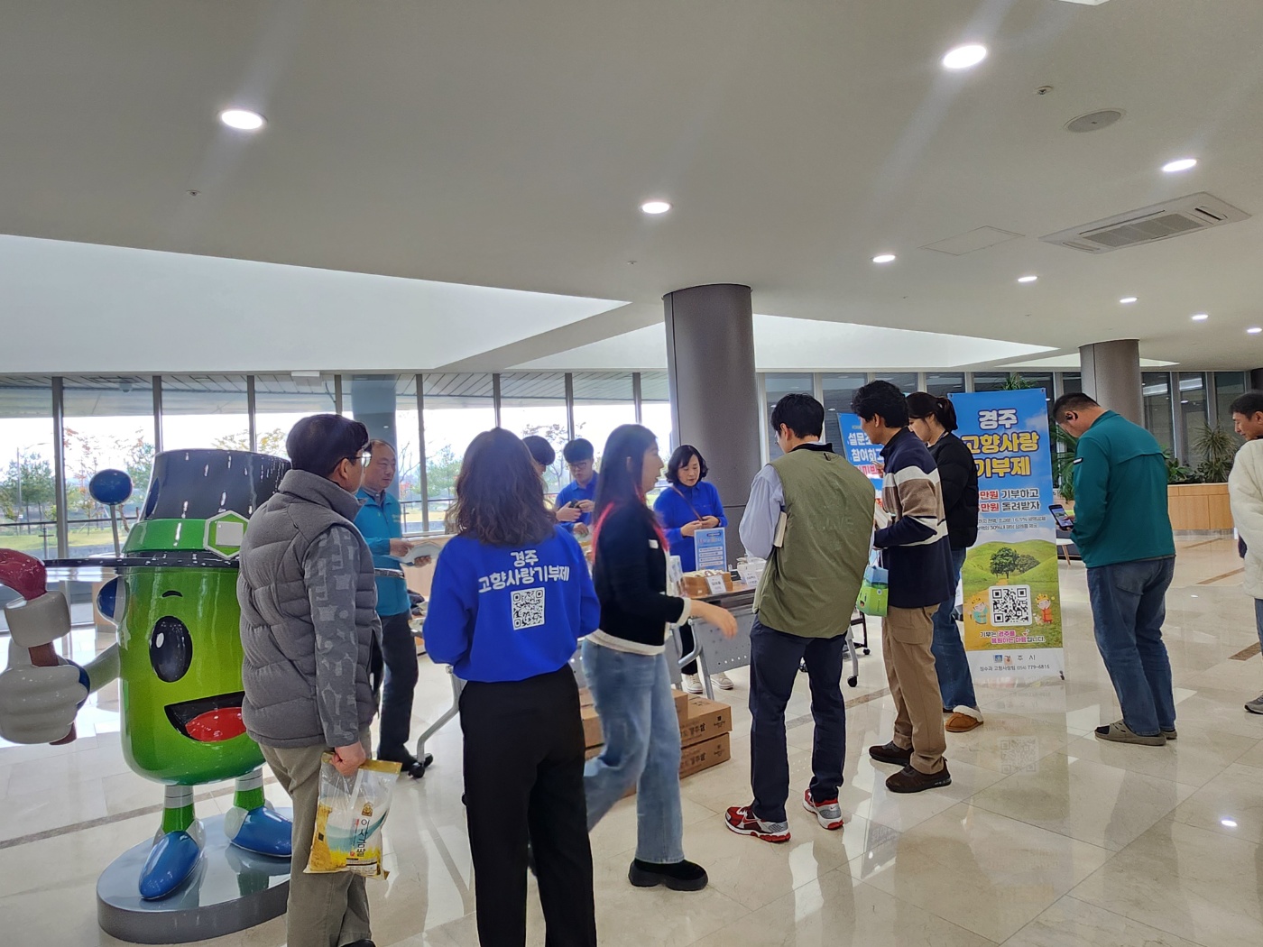 경주시는 지난 3일부터 4일까지 한국원자력환경공단에서 '찾아가는 고향사랑기부제 홍보부스'를 운영하며 직원들에게 제도의 취지와 혜택을 안내하고 있다