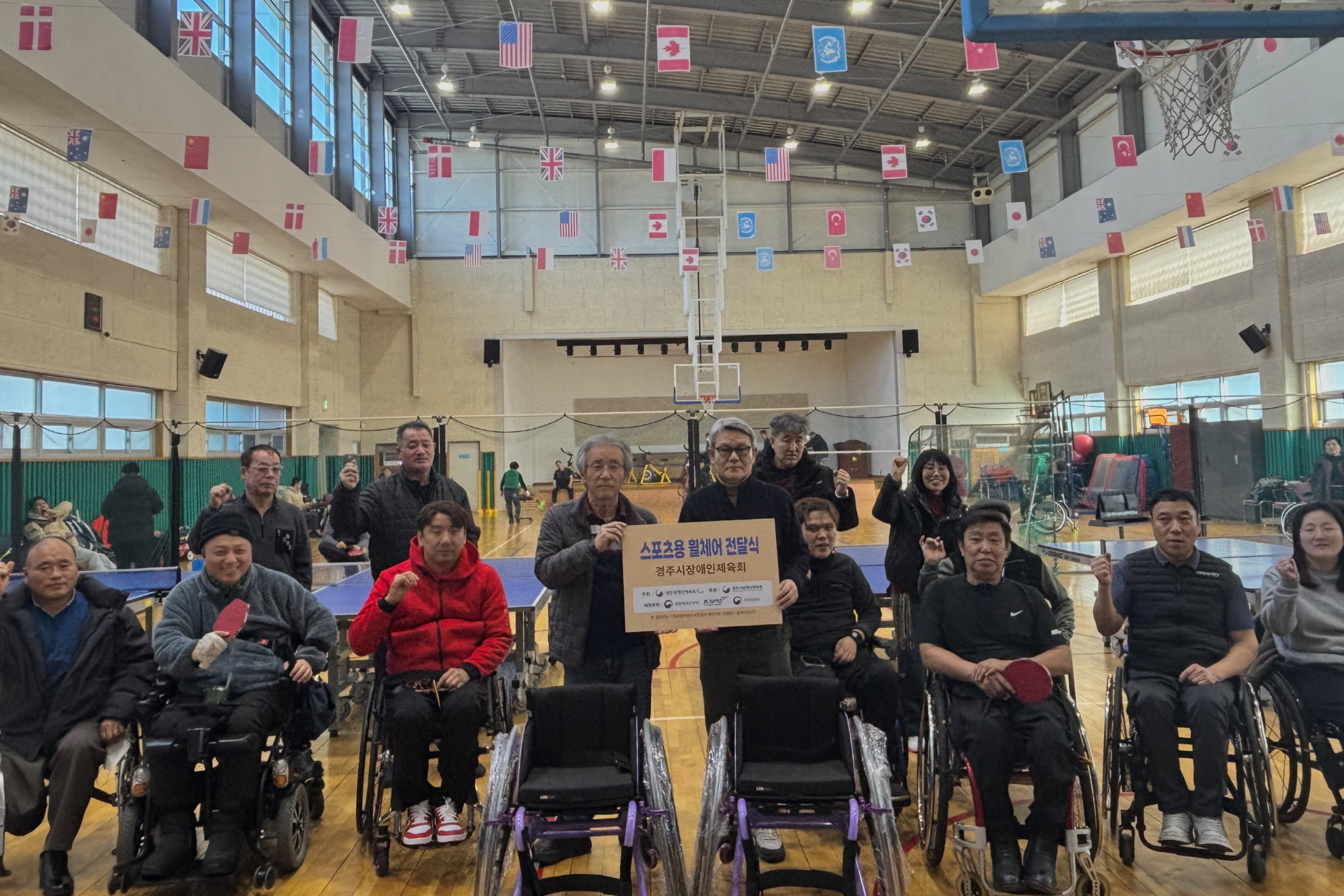 경주시장애인체육회가 27일 장애인체육관에서 장애인탁구협회 선수들과 함께 스포츠용 휠체어 전달식을 갖고 기념촬영을 하고 있다