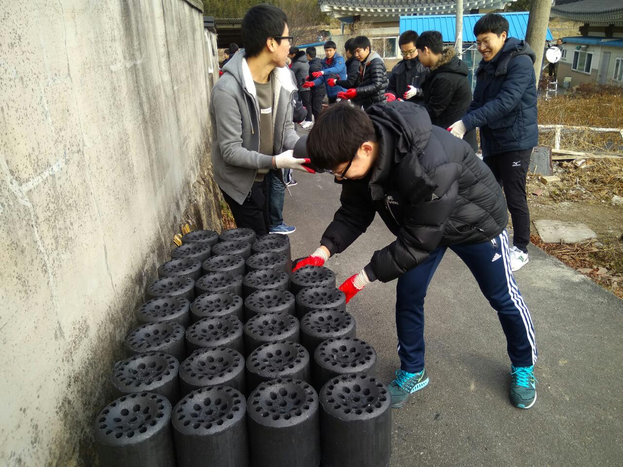 경주고, 선도동 저소득 독거노인 가구에 연탄배달 봉사