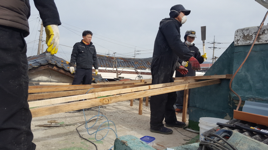 독거노인 가구 지붕덧씌우기와 도배 작업
