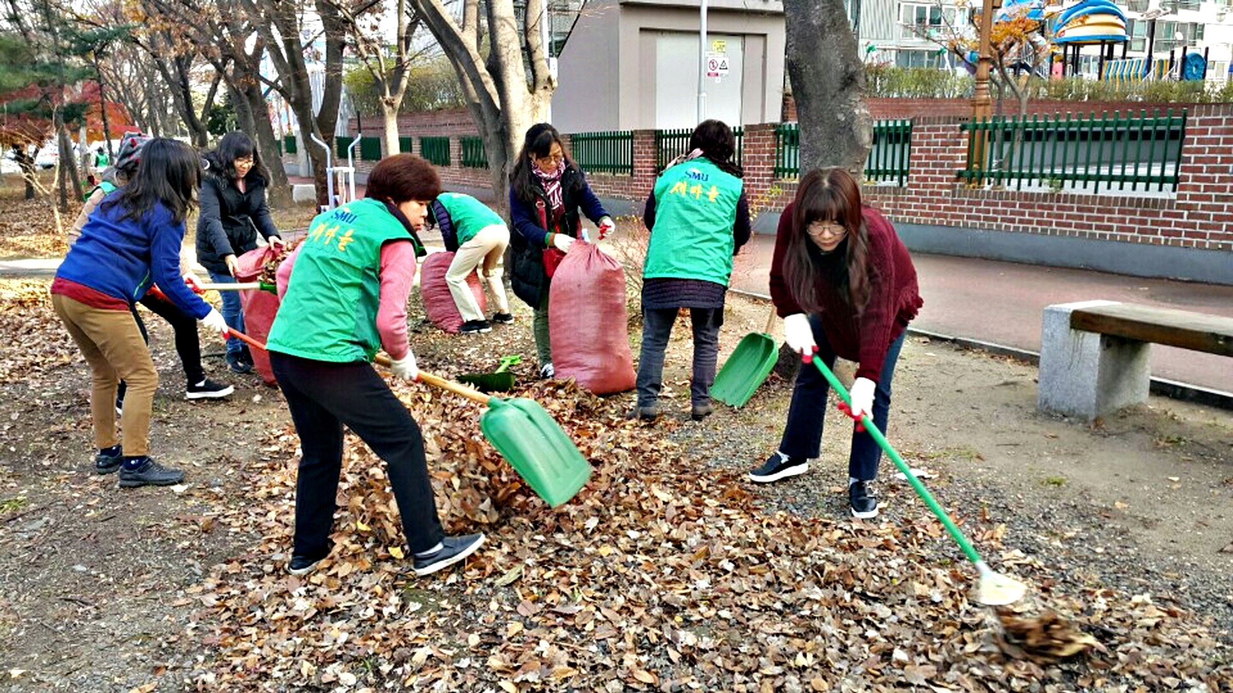 황토길 낙엽치우기