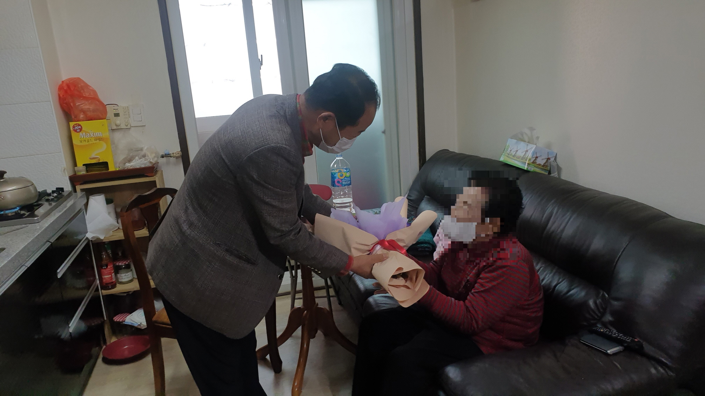 독거노인 기념일 챙기기