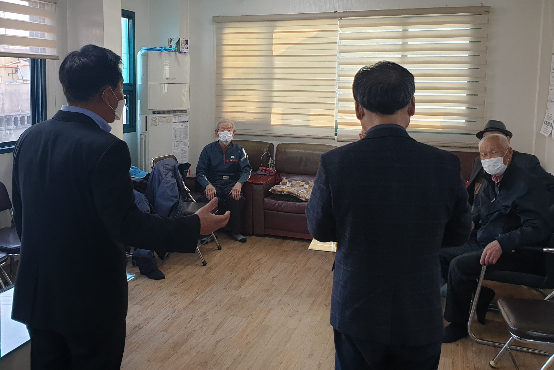 권칠영 동장과 주석호 시의원이 경로당을 방문해 어르신들의 안부를 살피고 있다