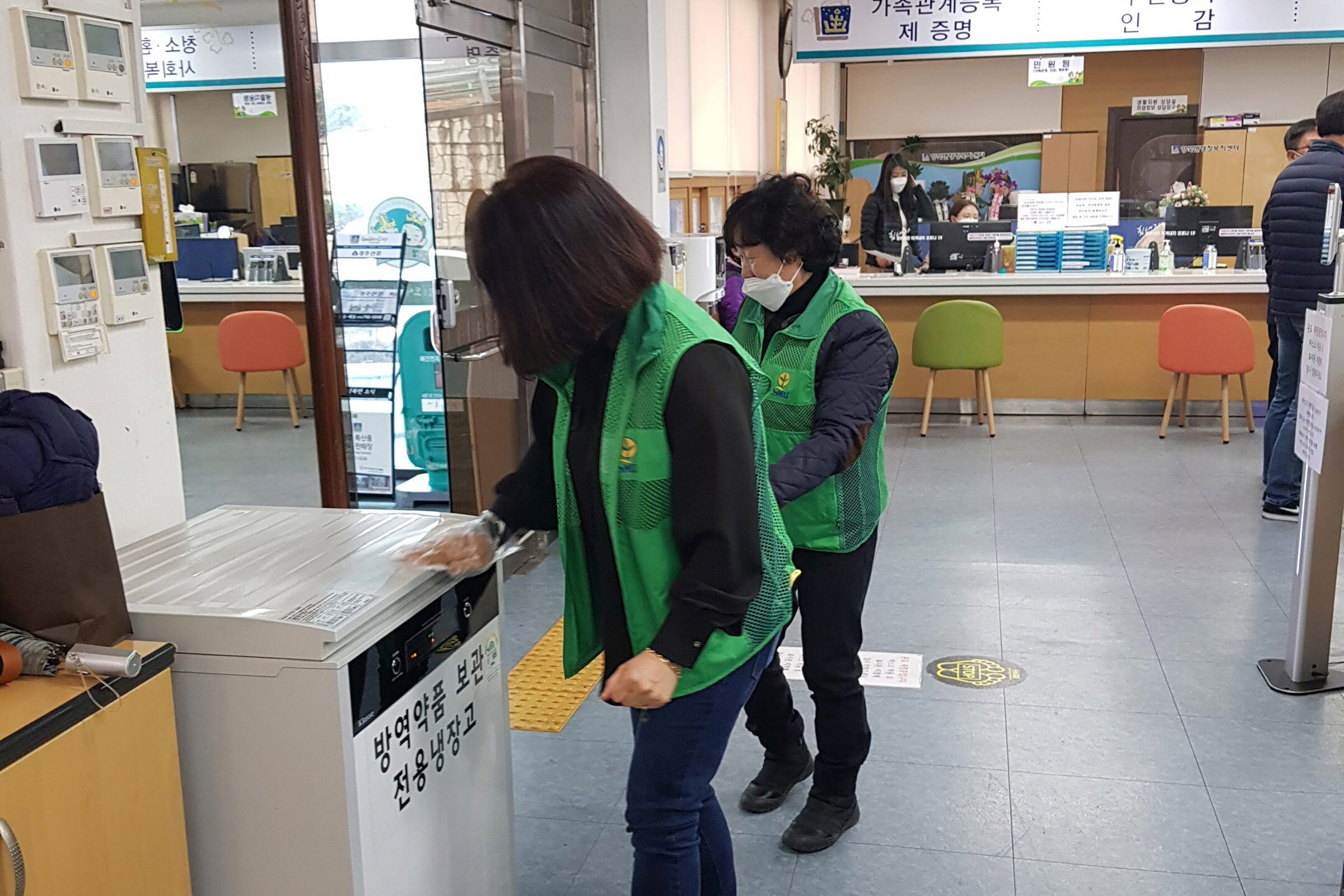 관공서에 방역소독을 실시하는 모습