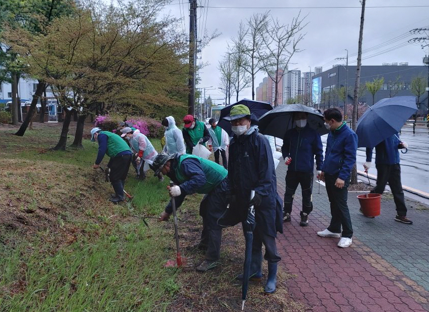 꽃밭 조성 전 환경정비를 하는 모습