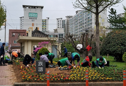 동천동 주민들과 새마을부녀회원들이 함께 봄꽃을 식재