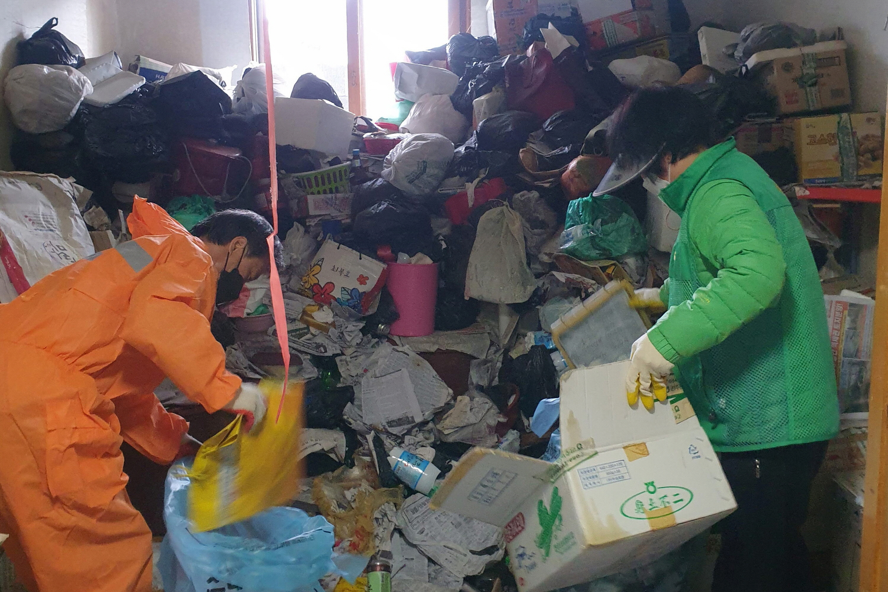 저장강박 세대 가정 내 쌓인 쓰레기를 수거하는 모습