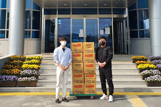박성민 씨가 천북면행정복지센터에 라면을 기탁하는 모습