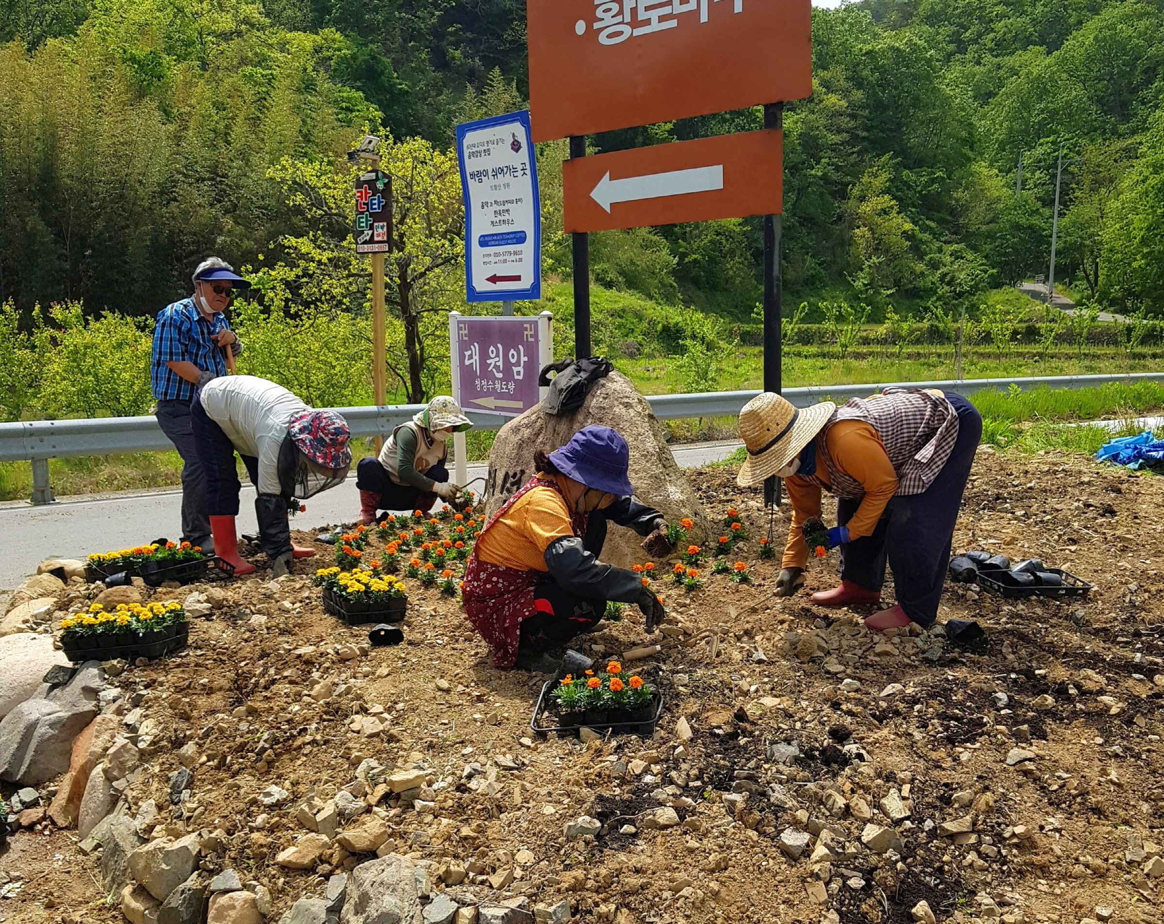마을 주민들이 꽃동산을 조성하는 모습