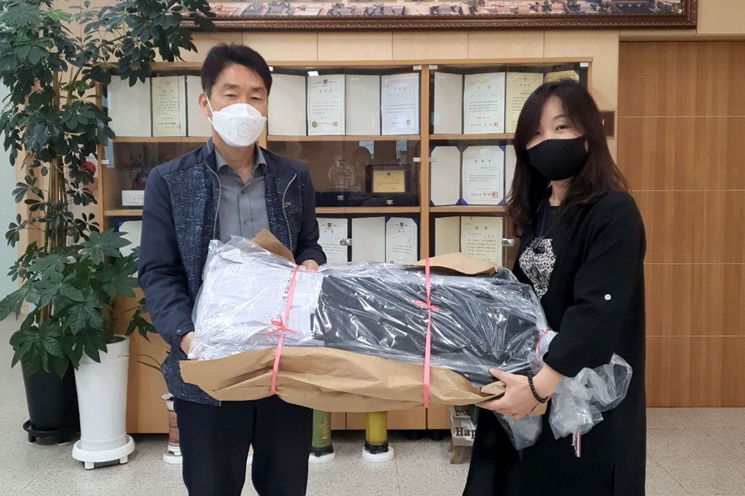미역을 전달한 후 함께 기념 촬영