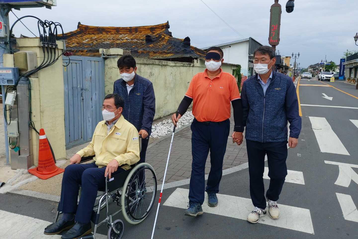 이태익 황남동장과 박성진 황남동 지역사회보장협의체 위원장이 장애인 보행 환경 체험을 하는 모습