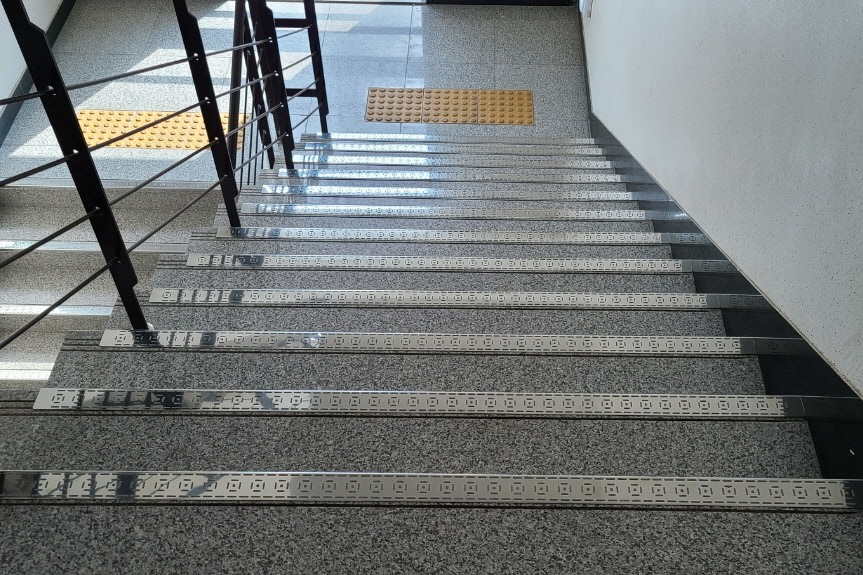 북경주행정복지센터 계단에 설치된 텅스텐 논슬립(미끄럼방지판) 모습
