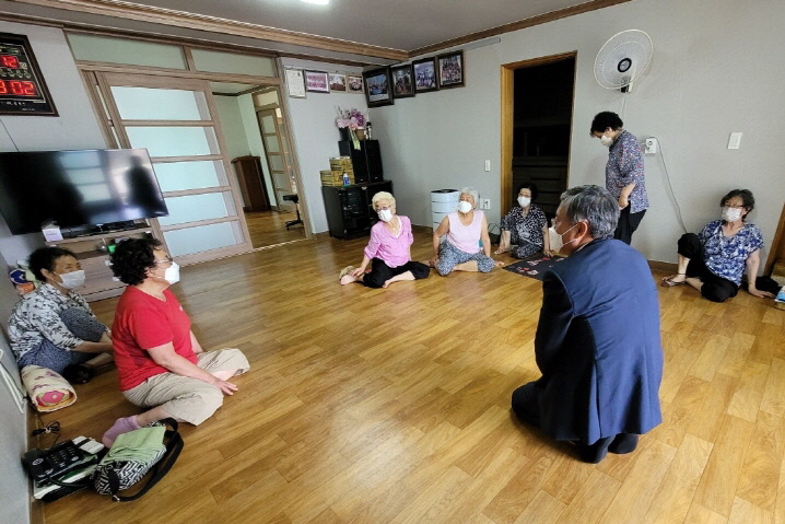 이원영 건천읍장이 경로당을 방문해 의견을 경청하는 모습