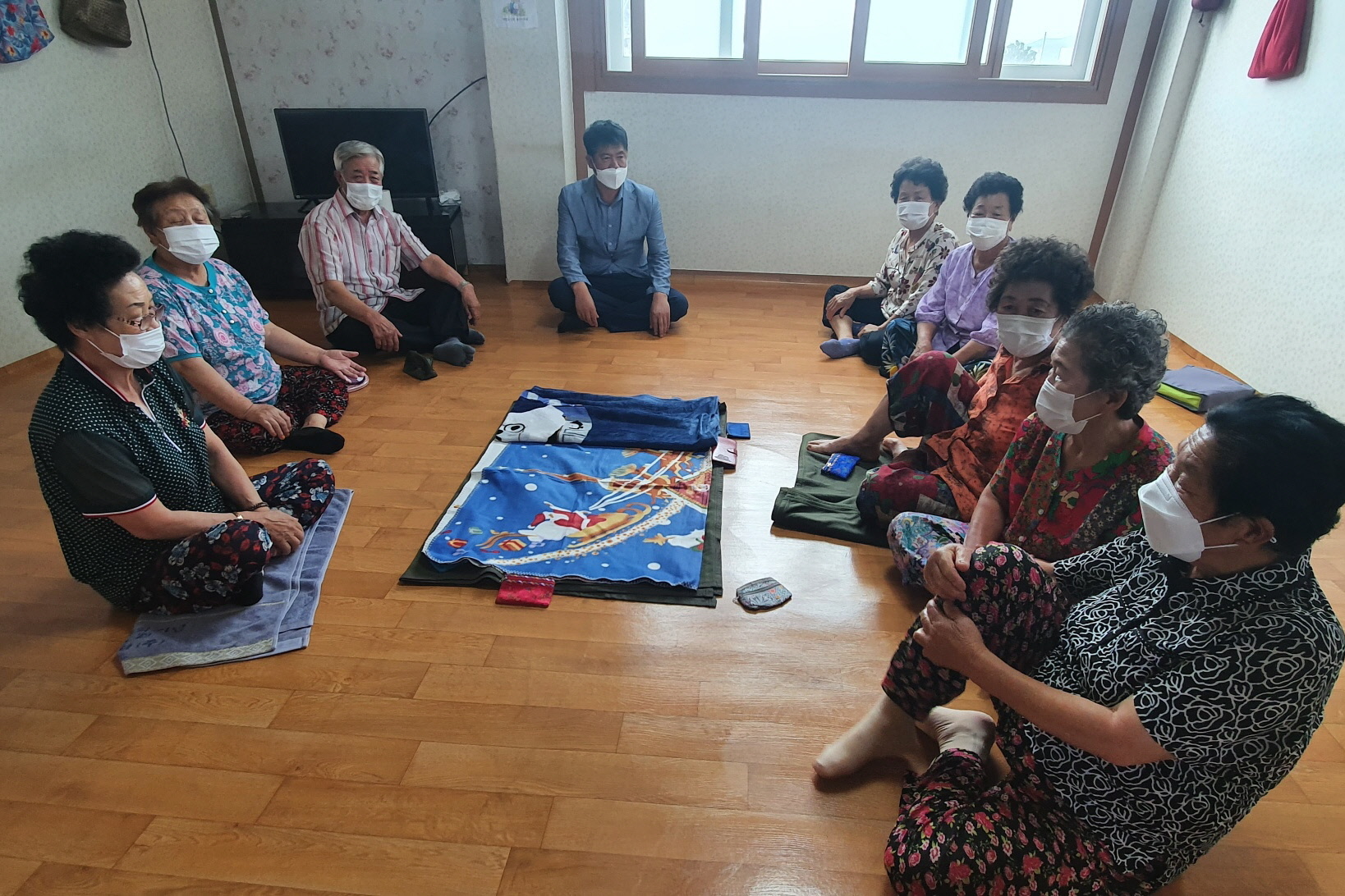 김재우 신임 불국동장이 경로당을 방문해 어르신들의 고견을 듣는 모습