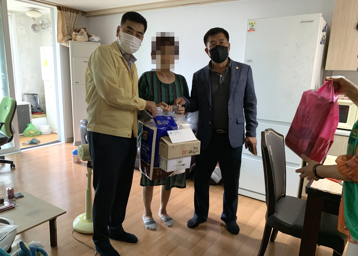 금대호 현곡면장과 김수광 시의원을 비롯한 직원, 부녀회원들이 관내 홀로 어르신 가정을 방문해 안부를 살피고 물품을 전달하는 모습