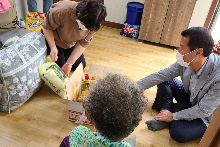 이상원 센터장과 직원들이 홀로 계시는 어르신 댁을 방문해 안부를 묻고 물품을 후원하는 모습