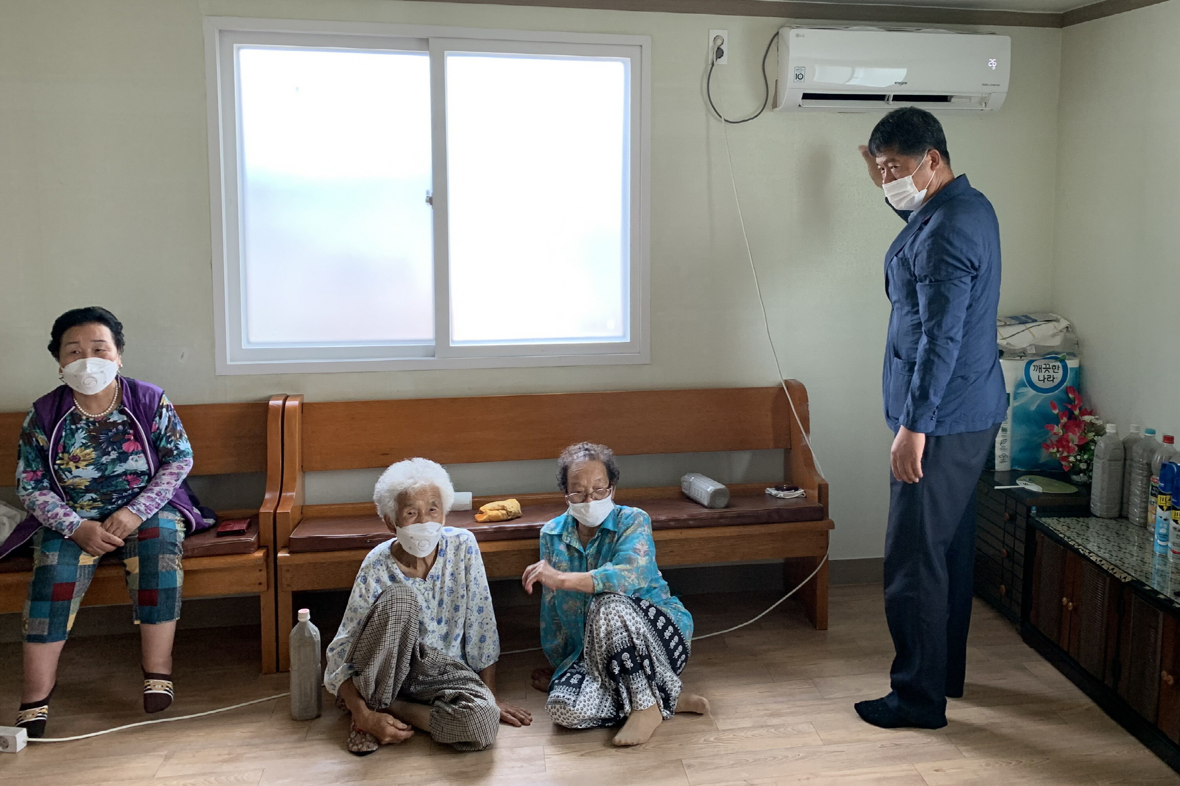 김재우 불국동장이 경로당을 찾아 시설 점검 및 어르신들의 안부를 살피는 모습