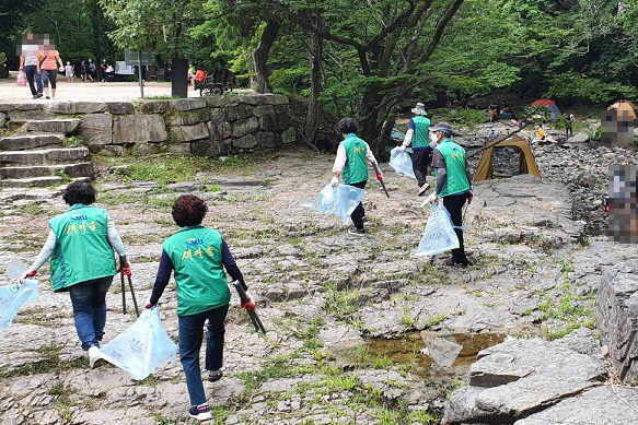 안강 새마을협의회·부녀회에서 옥산서원에서 환경정비 활동을 펼치는 모습