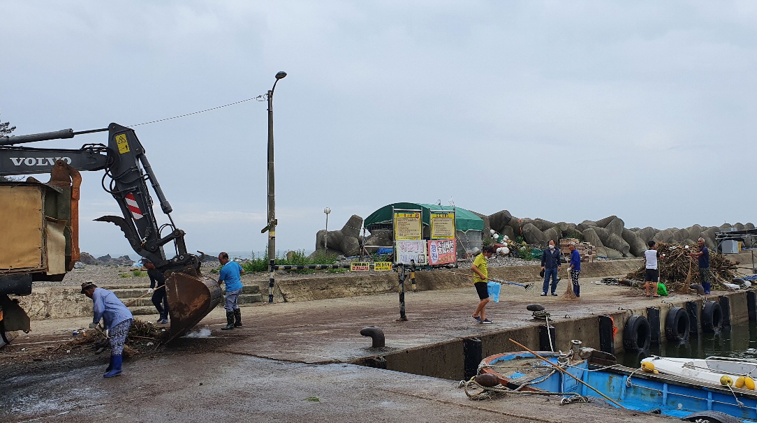 태풍 ‘오마이스’로 인해 감포읍 항구에 발생한 해양쓰레기를 수거하는 모습과 해양쓰레기가 산적한 모습