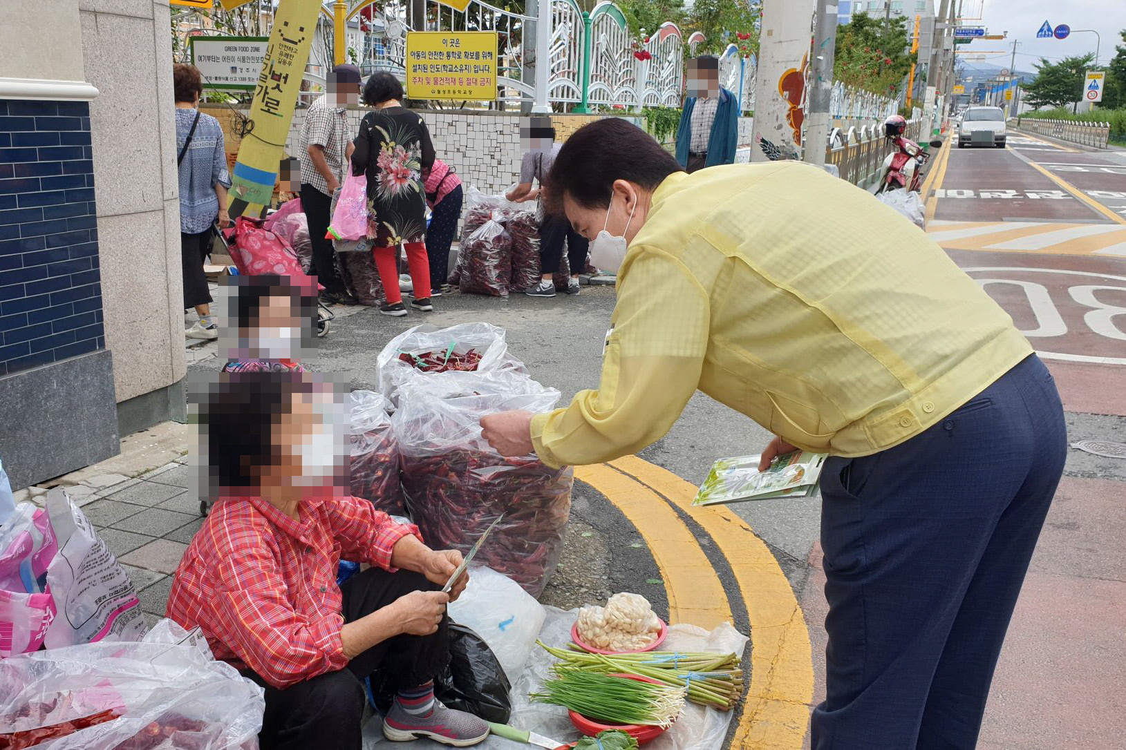 박정우 중부동장이 상인들에게 마스크를 배부하며 마스크 착용을 당부하는 모습