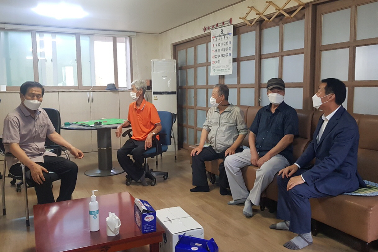 이상원 북경주행정복지센터장이 경로당을 방문해 어르신들의 안부를 살피며 당부말씀을 전하는 모습