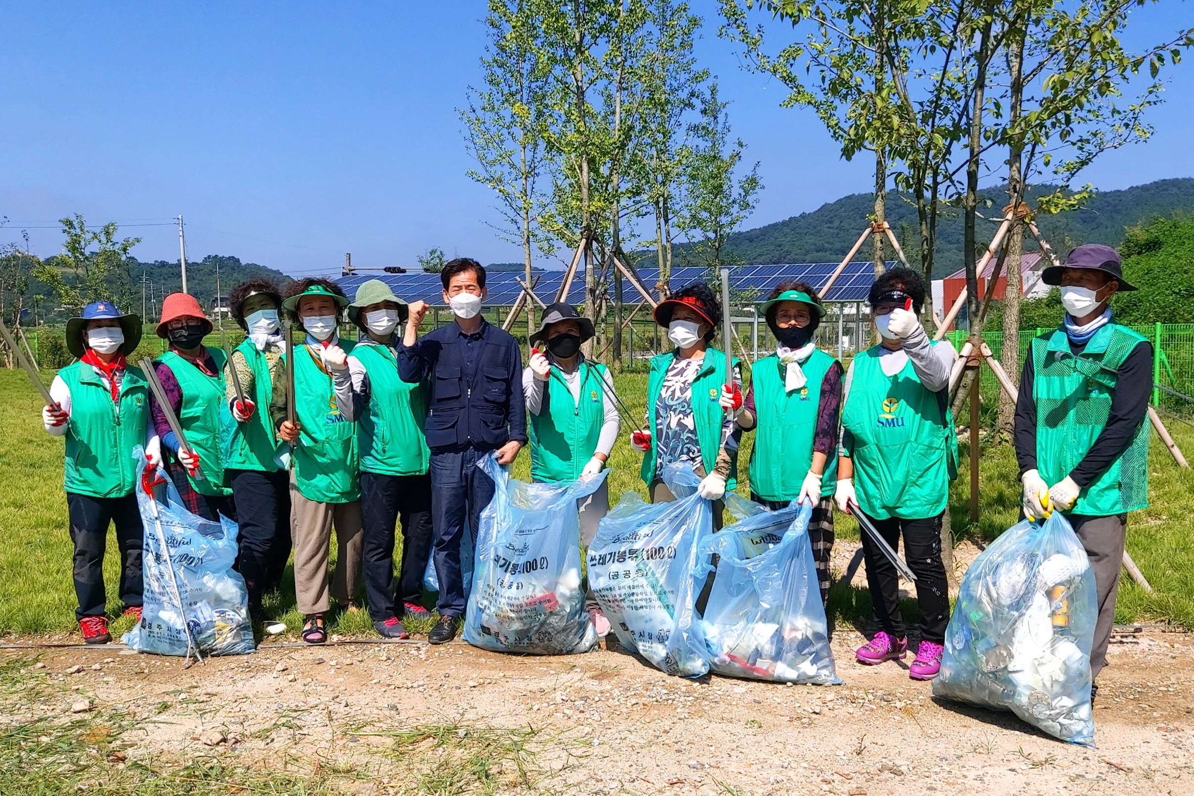 서면 새마을지도자·부녀회에서 추석맞이 환경정비를 실시하는 모습과 함께 사진촬영을 하는 모습