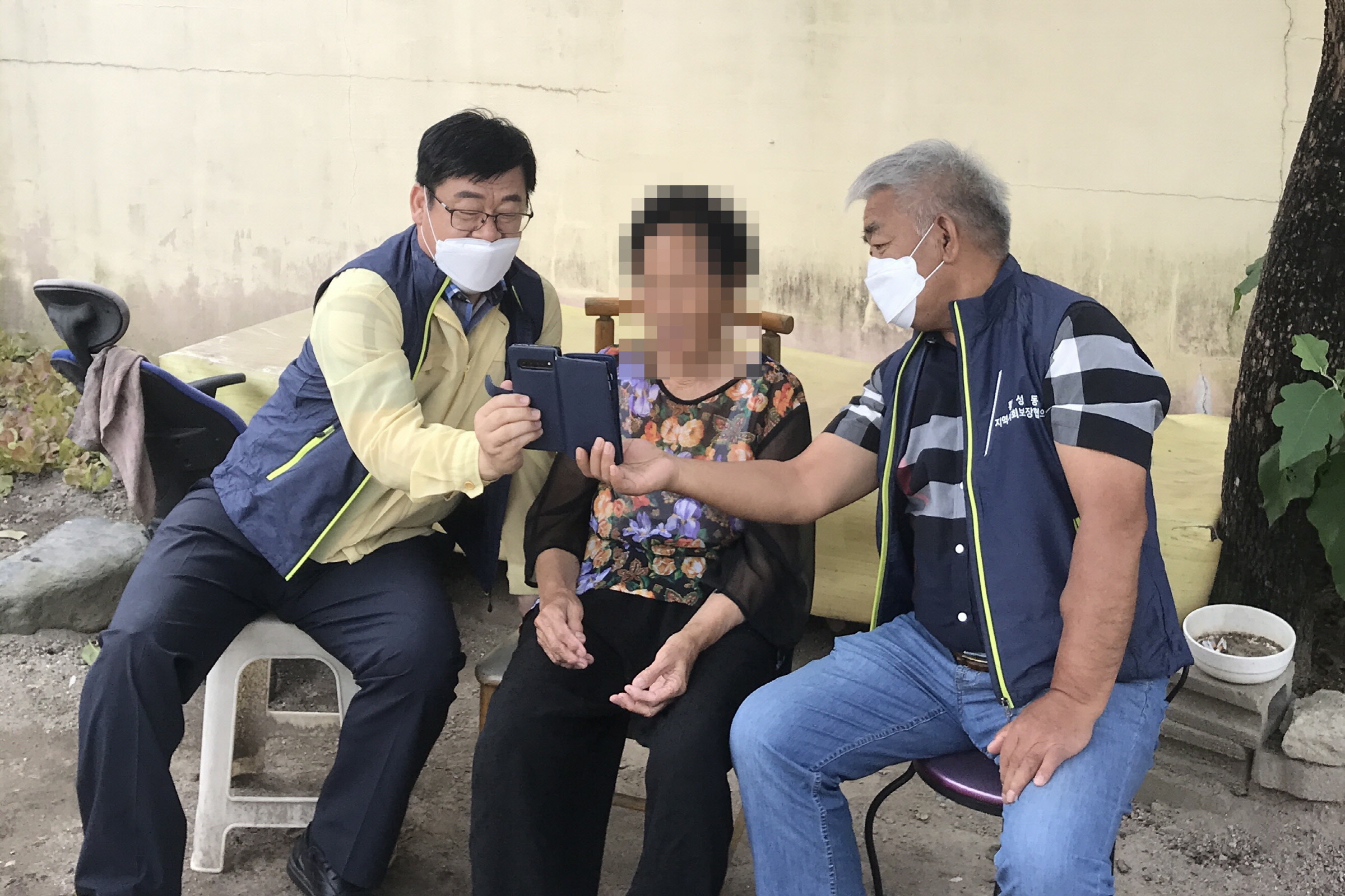 황성동에서 어르신과 자녀와의 영상통화를 연결하는 모습