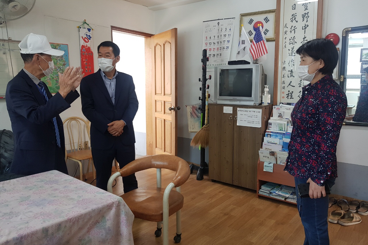 이상원 센터장과 김순옥 의원이 지역의 어르신들을 찾아 안부를 확인하며 의견을 경청하는 모습