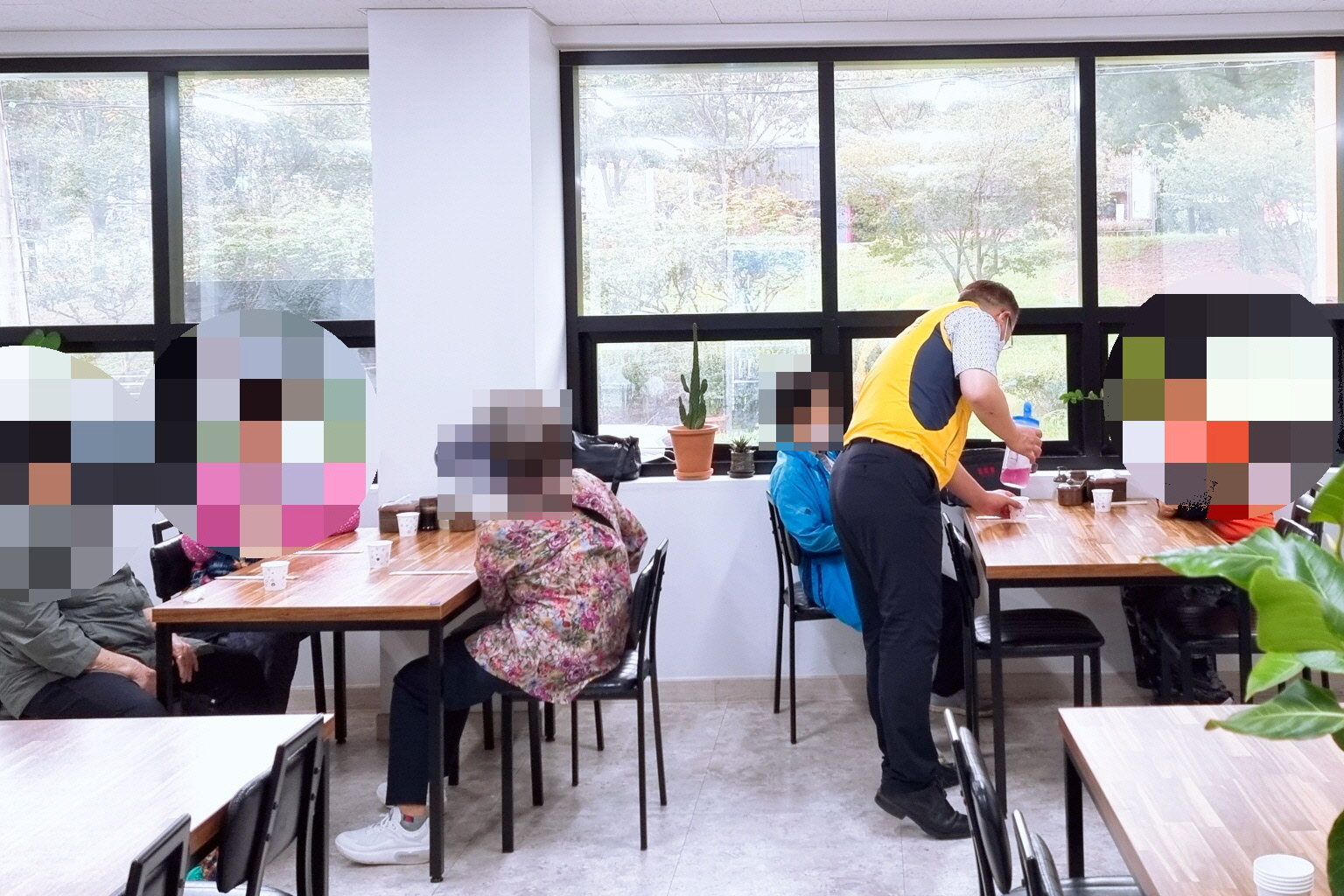 선도동 통영원산반점Ⅱ에서 무료식사 나눔을 실시하는 모습