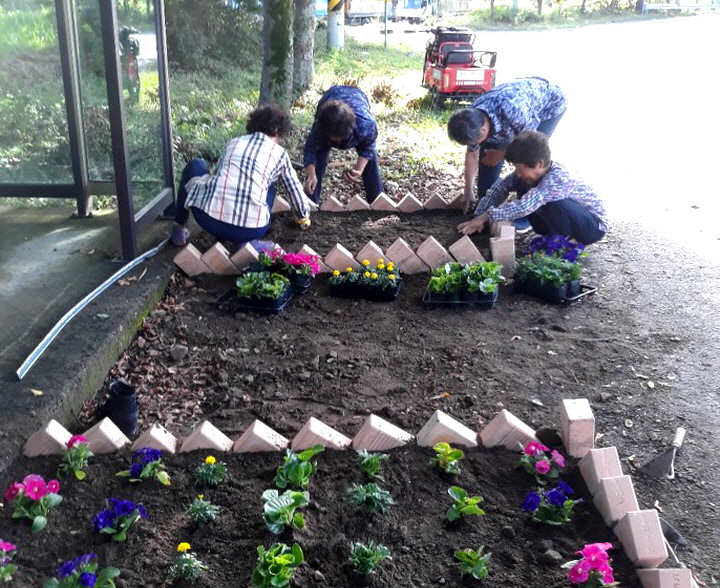 문무대왕면의 각 마을에서 꽃마을 만들기를 실시하는 모습