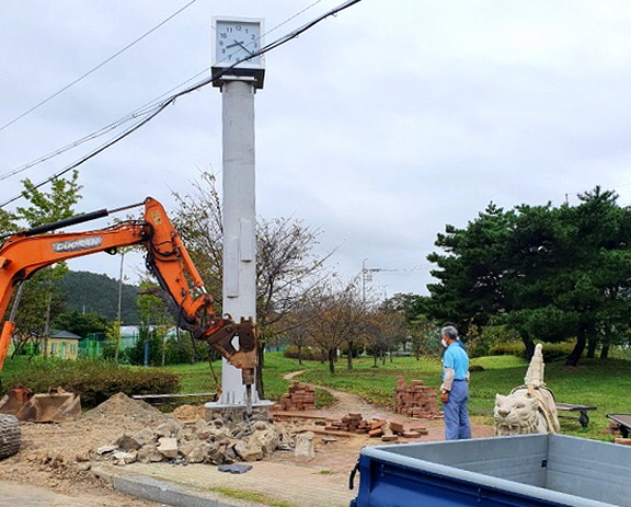 안강 근계생활체육공원에 시계탑과 사자 상이 세워진 모습과 설치하는 모습