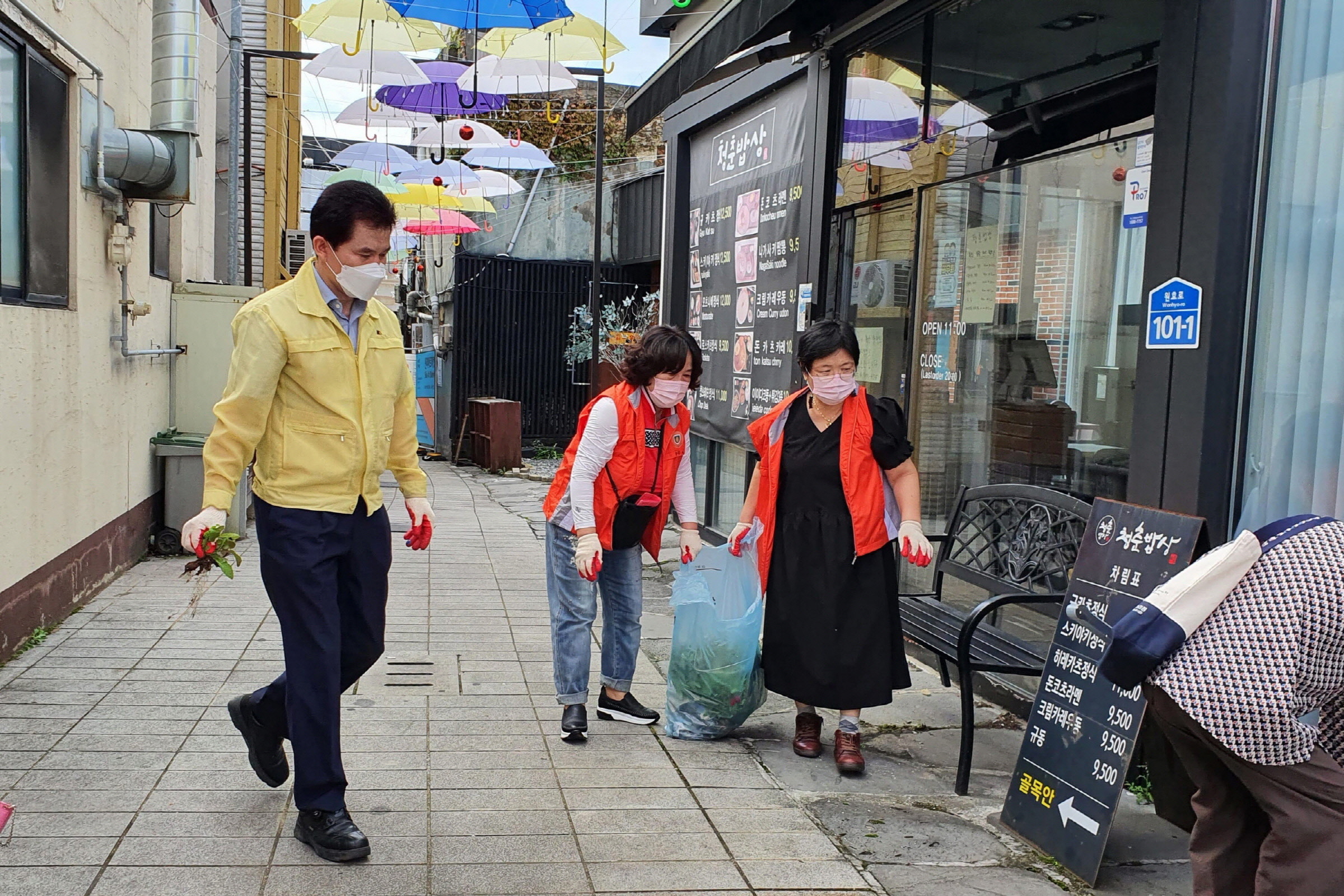 중부동 통장협의회와 박정우 동장이 함께 신라아트마켓 환경정비를 실시하는 모습