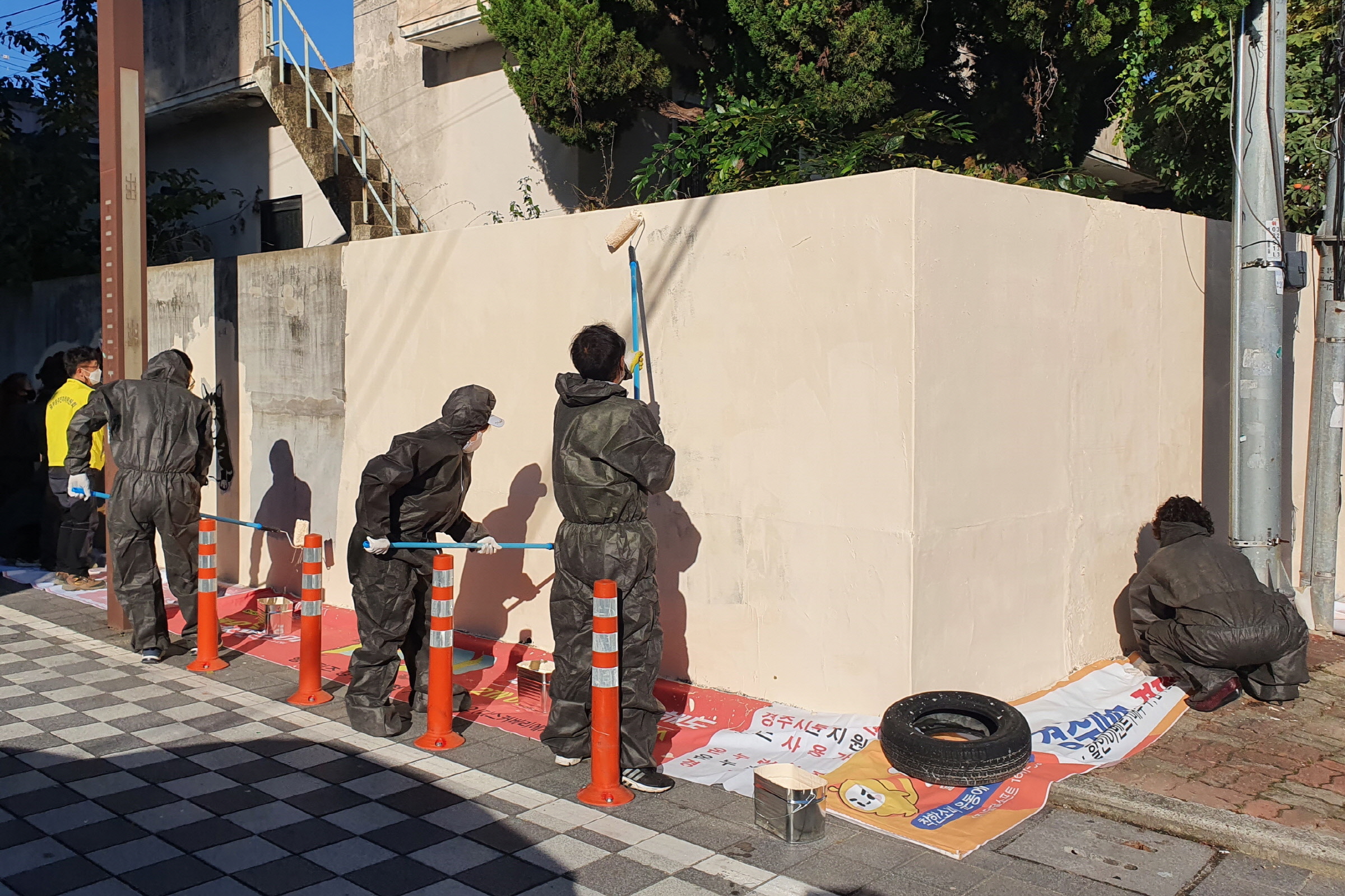 중부동 주민자치위원회에서 ‘다정다감 으뜸 마을공동체’ 사업의 일환으로 담벼락 도색을 실시하는 모습과 함께 사진 촬영을 하는 모습