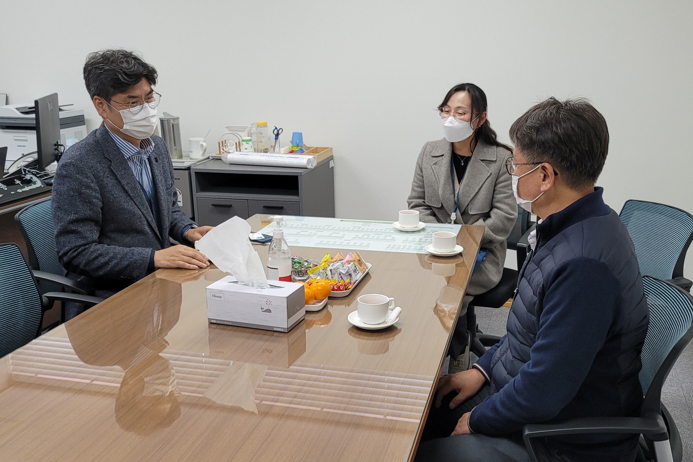 용강동에서 경주시사회종합복지관을 찾아 복지사각지대 발굴 위한 민관협력 방안을 의논하는 모습