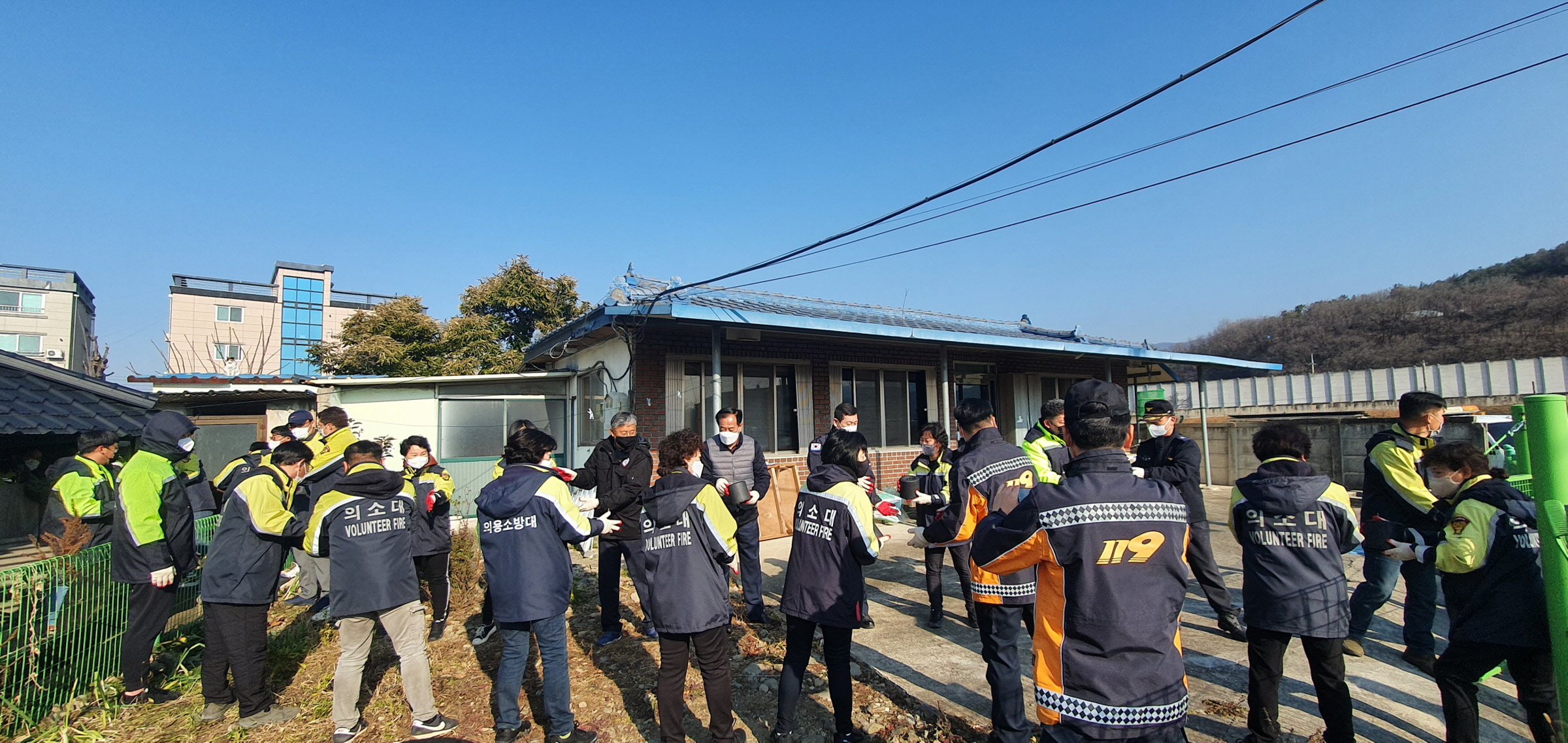 경주시 건천읍 남여의용소방대, 연말 홀몸어르신 연탄나눔 봉사 펼쳐