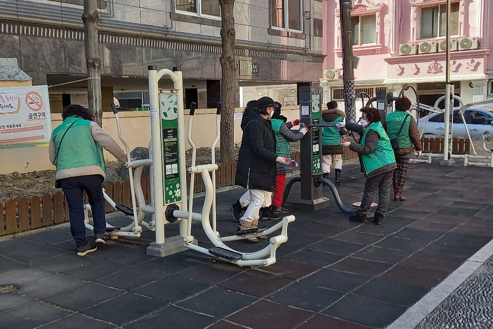 4. 경주시 중부동 새마을부녀회 회원들이 어린이공원 운동기구 방역소독을 실시하고 있다.jpg