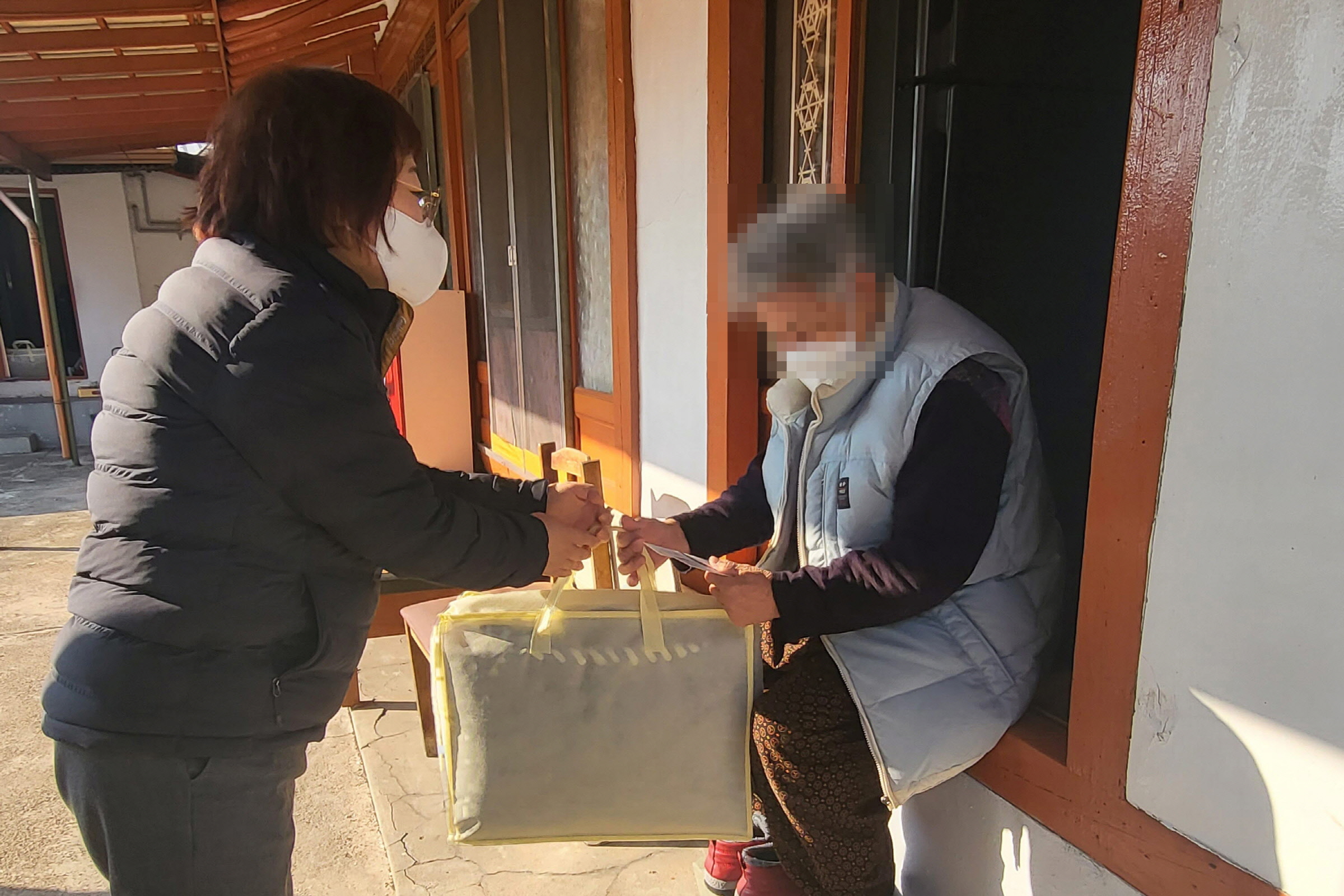 경주시 황오동장이 관내 어르신을 찾아 안부를 묻고 명절 위문품을 전달하고 있다