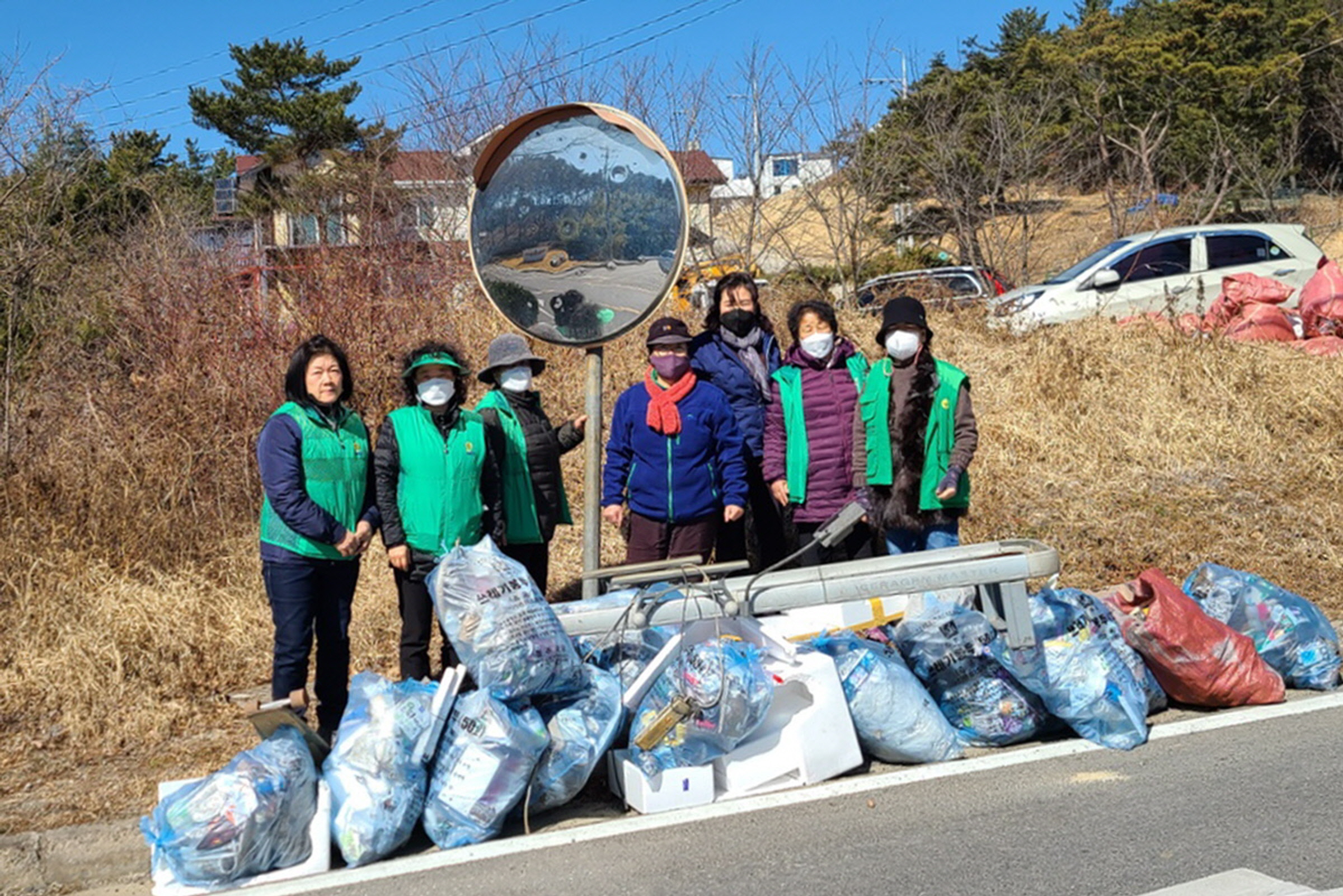 지난 24일 환경정비에 참여한 경주시 보덕동 새마을부녀회원들이 환경정비 실시 후 기념촬영을 하고 있다