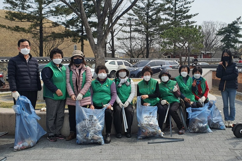 경주시 황남동행정복지센터에서 지난 25일 동 직원과 새마을부녀회 회원 10여명이 참여해 환경정비 활동을 실시하고 기념촬영을 하고 있다