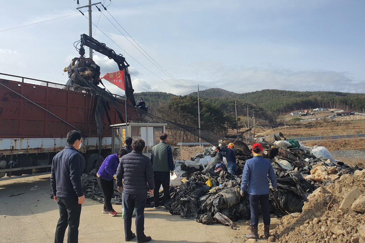 30일 경주시 산내면 새마을지도자협의회 회원들이 봄을 맞아 의곡리 폐비닐집하장 일대에서 불법쓰레기와 농사용 폐비닐을 수거하며 환경정비를 진행하고 있다