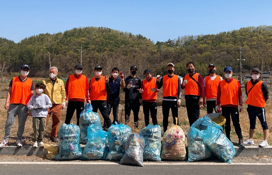 경주시 현곡면 청년회 및 센트럴푸르지오 FC, 현곡푸르지오 FC는 10일 새봄맞이 소현천 대청소를 마친 후 기념촬영을 하고 있다