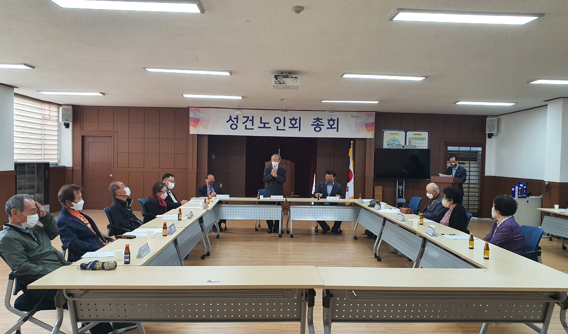 26일 대한 노인회 경주시 지회 성건동 분회(이하 성건동 노인회)에서는 경로당 회장 및 노인회 관계자 등 20여 명이 참석한 가운데 성건동행정복지센터에서 2022년 정기 총회를 진행하고 있다