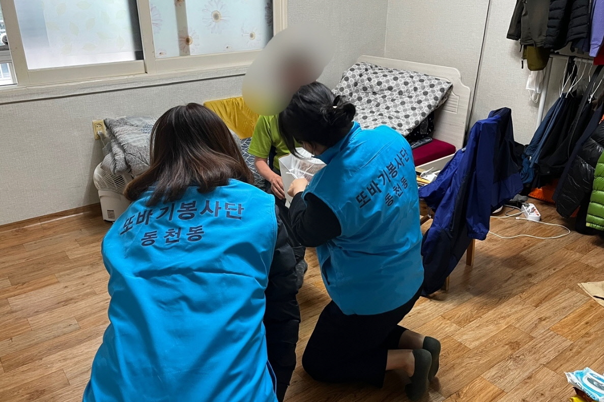 경주시 동천동 지역사회보장협의체 ‘또바기복지단’에서 지난달 29일 저소득 노인 가구를 방문해 안부를 확인하며 반찬을 전달하고 있다