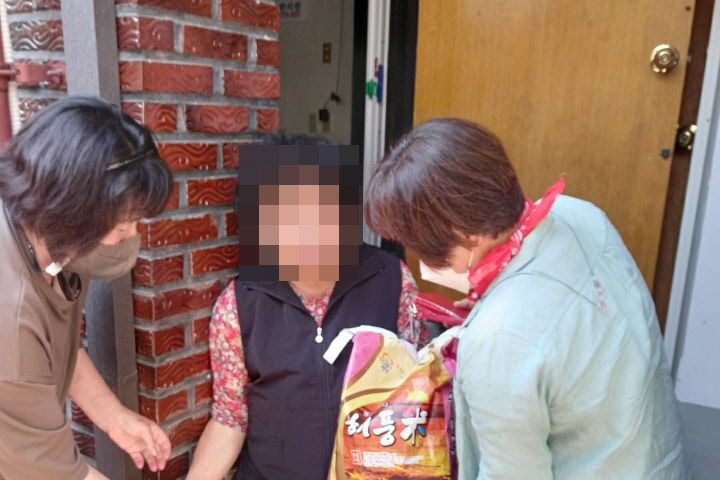 지역사회보장협의체 남경옥 부위원장과 김화식 위원이 직접 가정 방문해 전달하고 있다