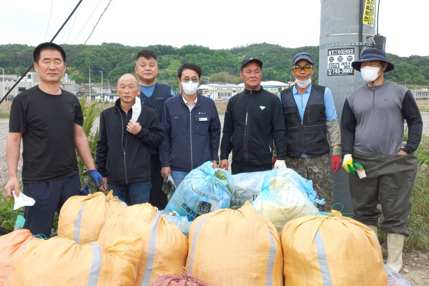 경주시 문무대왕면 입천리 청년회원들이 지난 12일 데 대종천변 일원에서 환경정화활동을 마친 후 기념촬영을 하고 있다