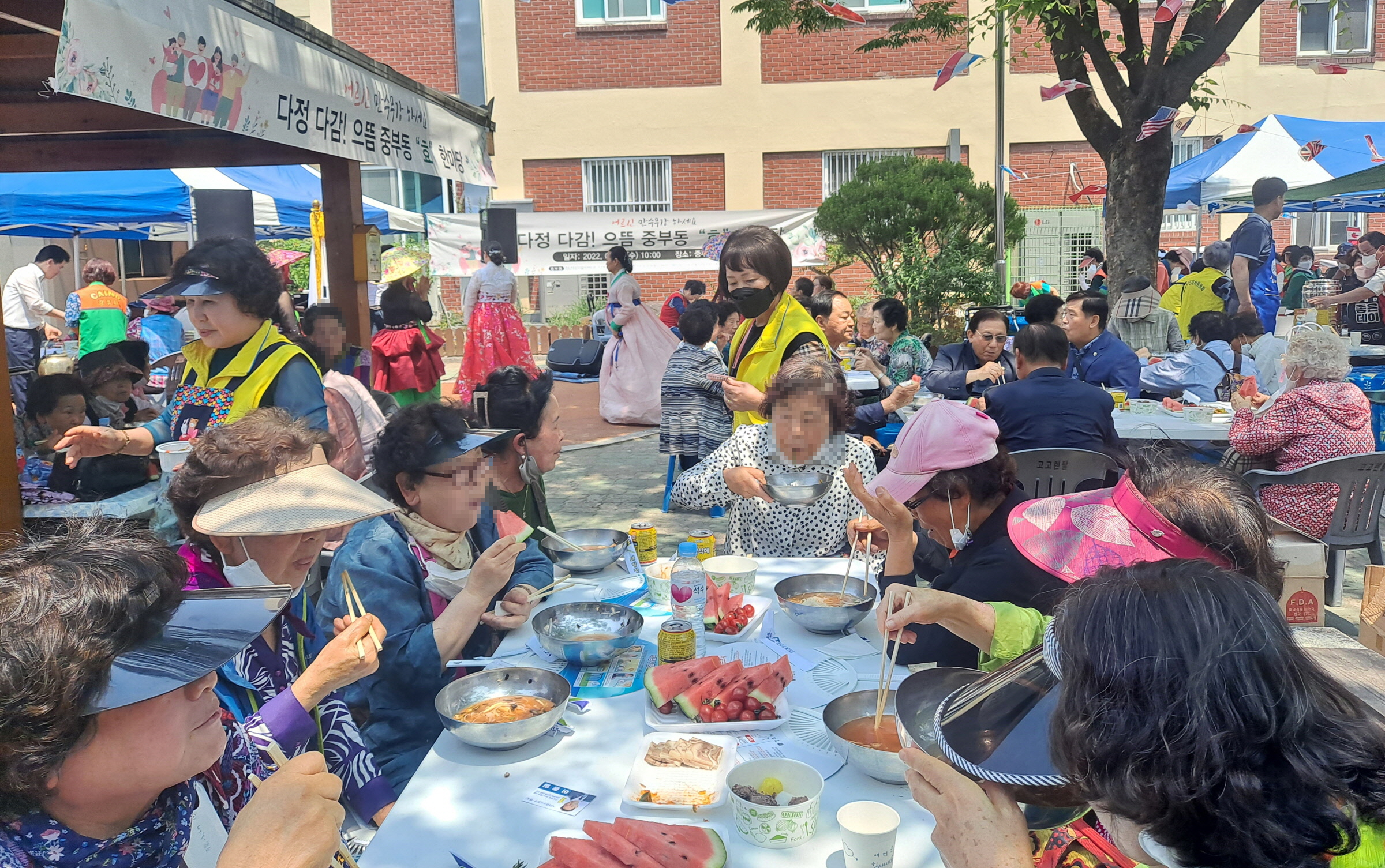 경주시 중부동 지역사회보장협의체와 주민자치위원회는 지난 25일 중부동 노서공원에서 ‘효’ 나눔 한마당 행사를 진행하고 있다