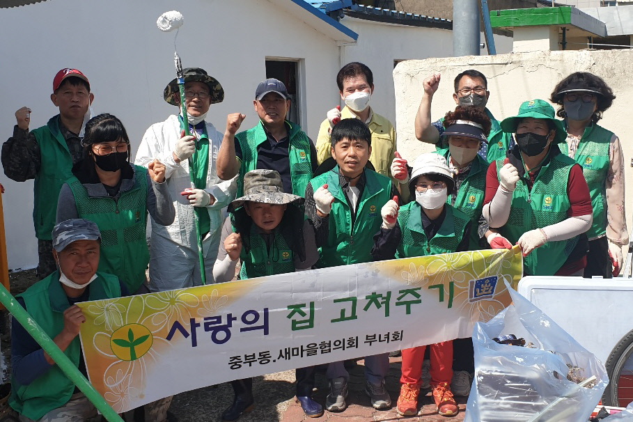 경주시 중부동 새마을회원들이 3일 저소득 가구 대상으로 ‘사랑의 집 고쳐주기’ 봉사 활동을 마친 후 기념촬영을 하고 있다