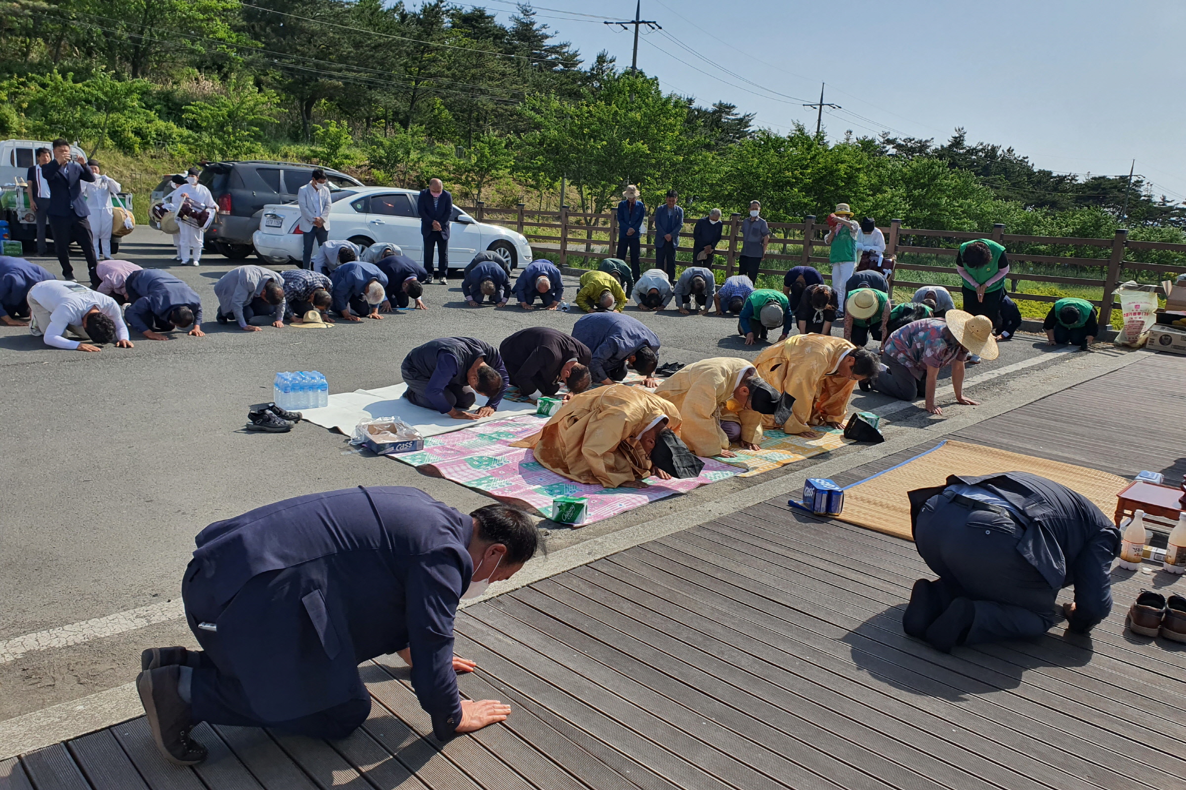 3일 경주시 문무대왕면 풍력발전 바람의 언덕에서 단기우제를 진행하고 있는 모습